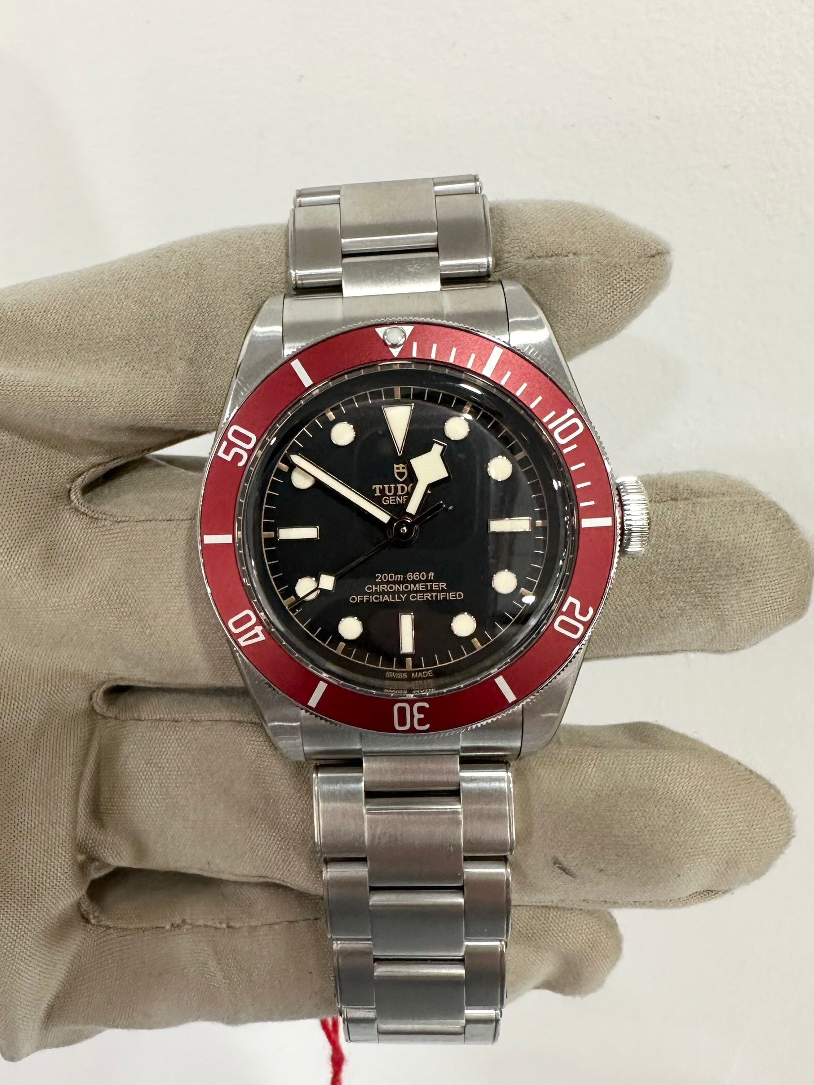 Tudor red outlet bay